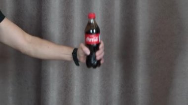 Yalta, Rusya, 29-Kasım-2020-Pepsi Coca Cola 'ya karşı. Erkekler Coca-Cola kızlarının elini uzatır ve bir şişe Pepsi içer.