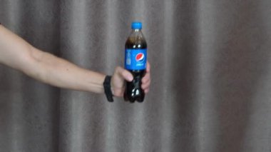 Yalta, Rusya, 29-Kasım-2020-Pepsi Coca Cola 'ya karşı. Erkek eli uzatır Pepsi kız eli reddeder ve bir şişe kola alır.