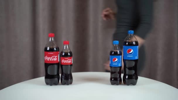 Yalta, Russie, 29-novembre-2020-Pepsi vs Coca Cola. Un litre et demi de bouteilles de Pepsi et Coca Cola sur la table la fille choisit Coca Cola. — Video