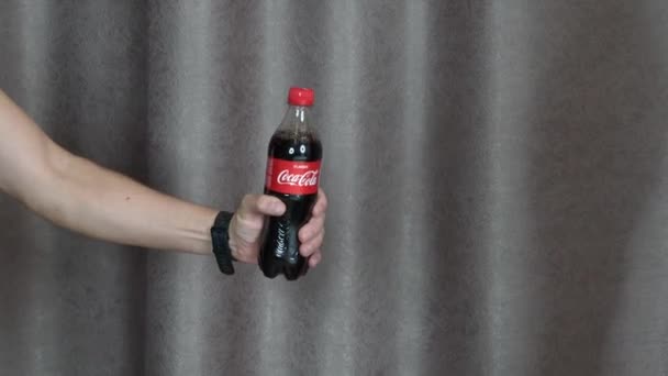 Yalta, Russia, 29-novembre-2020-Acqua potabile pura contro la Coca Cola. Mans mano tiene fuori Coca-Cola la mano delle ragazze rifiuta e prende una bottiglia di acqua pura — Video Stock