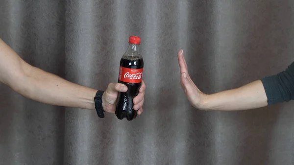 Yalta, Rusya, 29-Kasım-2020-Erkek eli Coca Cola içmeyi reddediyor.