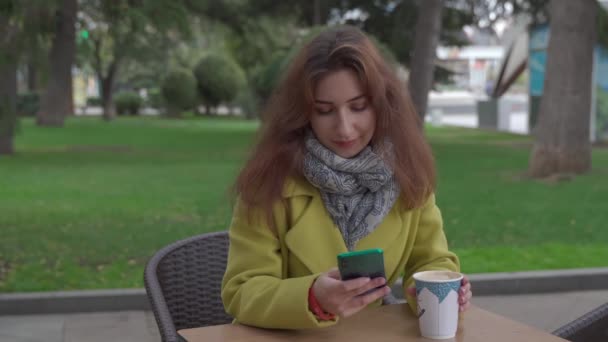 Kışın Açık Bir Kafede Genç Bir Ermeni Kız Sıcak Kahve — Stok video