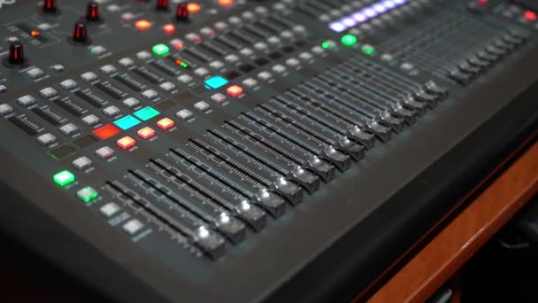 Μηχανικός ήχου μετακινεί ολισθητήρες στο ραδιοφωνικό σταθμό. Σχεδιαστής ήχου Χρησιμοποιημένος ψηφιακός μίξερ ήχου στο στούντιο παραγωγής. Ένα χέρι mans κάνει διορθώσεις στο γραφείο ελέγχου ηχογράφησης Studio — Αρχείο Βίντεο