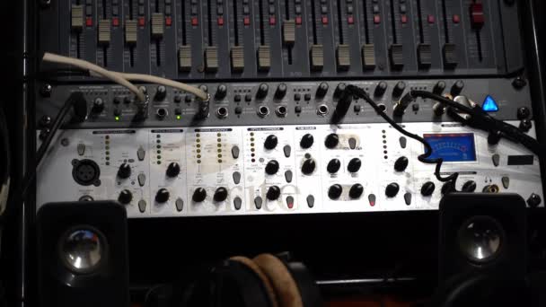 Hangmérnök mozgó csúszkák a rádióállomáson. Hangtervező Használt digitális Audio Mixer In Production Studio. A man hand korrekciókat végez a Control Desk Recording Studio-ban — Stock videók
