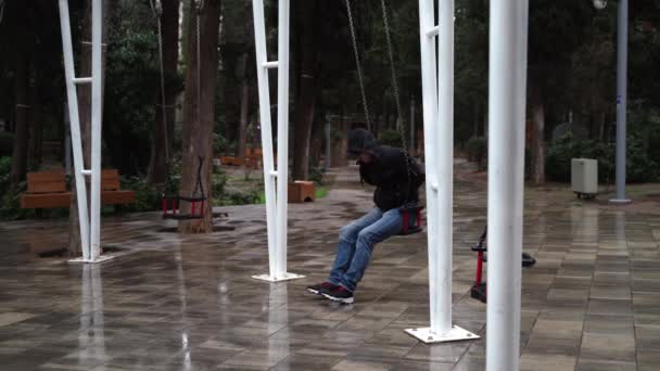 Pria Kesepian Taman Berayun Ayunan Seorang Pria Yang Sedih Dalam — Stok Video
