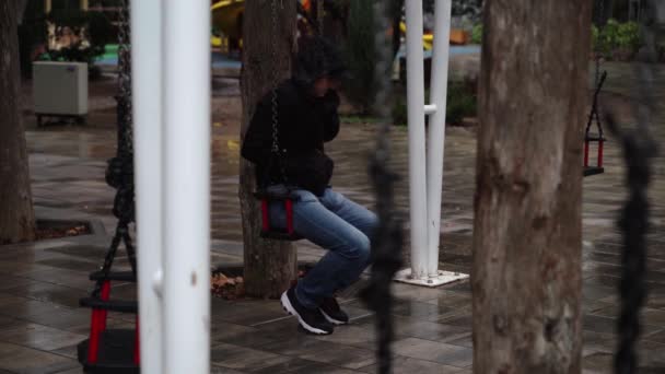 Homme Seul Dans Parc Balançant Sur Une Balançoire Homme Triste — Video