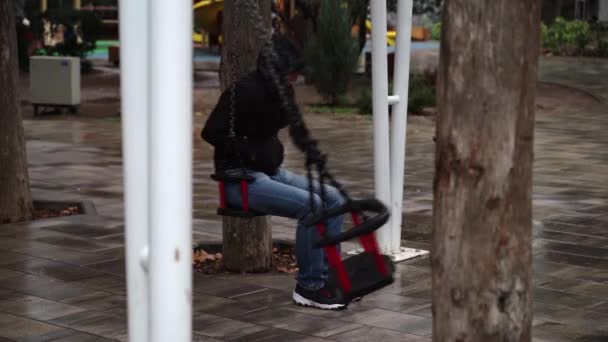 Homme Seul Dans Parc Balançant Sur Une Balançoire Homme Triste — Video