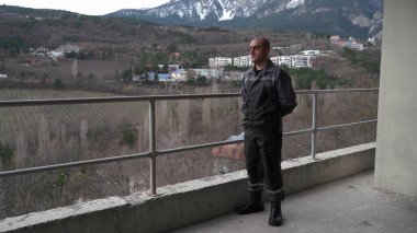 Kafkas uyruklu erkek işçinin portresi. Yakın plan..