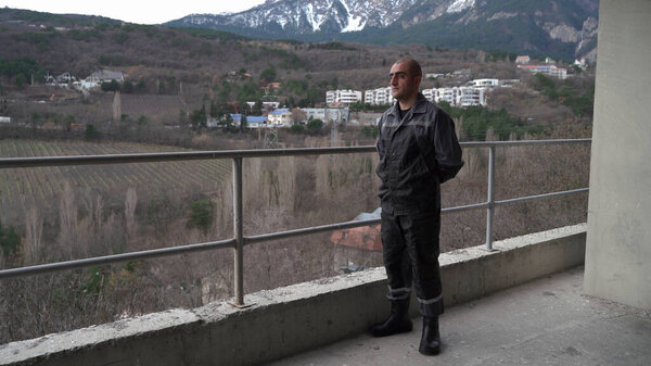 Портрет работника мужского пола кавказского происхождения крупным планом.