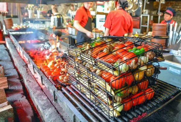 Gemüse in einem Gitter auf offenem Feuer kochen. Gemüsespieß. Die Küche des Restaurants — Stockfoto