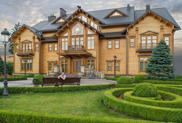 Gran casa de madera hermosa, casa de campo. Presidente de la residencia en Kiev. Ucrania, 19 de mayo de 2015 —  Fotos de Stock