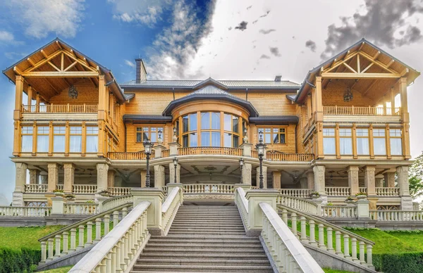 Velký krásný dřevěný dům, chata. Rezidence prezidenta v Kyjevě. Ukrajina, 19 května 2015 Royalty Free Stock Obrázky