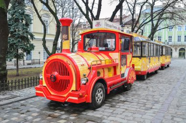 Renkli paravoz, Lviv sokak pazar meydanında trende. Ukrayna