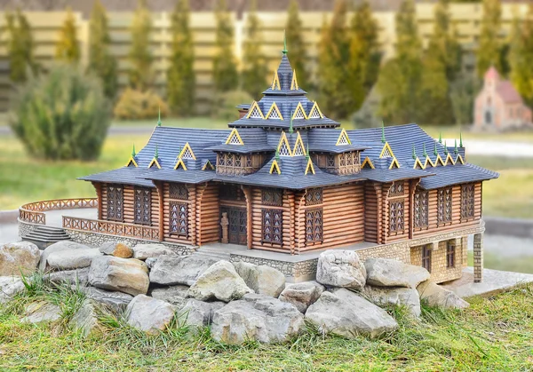 Restaurace Huzulschyna v Yaremche Zakarpatí. Model dřevěný dům v muzeu miniatur. Karpat. Yaremche. Ukrajina, 22 únor 2016 Stock Obrázky