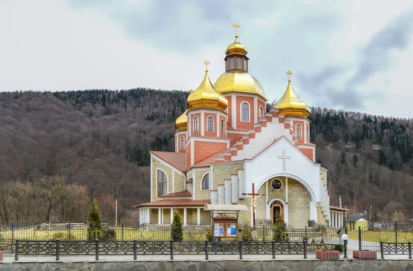 Iglesia de la Natividad de San Juan Bautista en Yaremche. El cristianismo, la religión. Ucrania — Foto de Stock