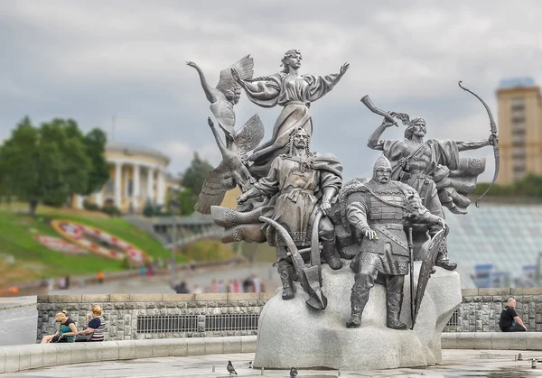 Az alapítók-on Independence Square, Kiev-Kijev emlékműve. Bujdosó testvérek, arcát, Hóreb és a húga Lybid. Kiev, Ukrajna. 2015. július 1. Stock Kép