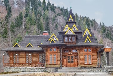 Ahşap seyir defteri bina, Yaremche Restoran Huzulschyna. Ukrayna, 21 Şubat 2016