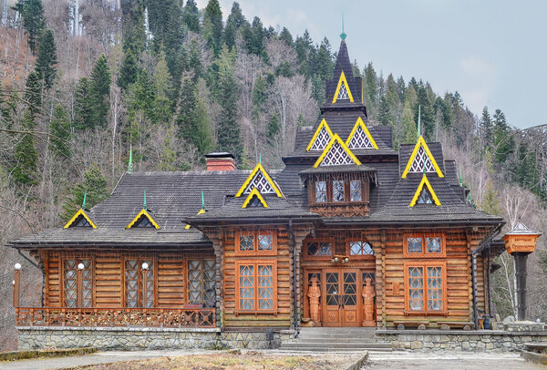 Деревянное бревенчатое здание, ресторан Huzulschyna в Яремче. Украина, 21 февраля 2016
