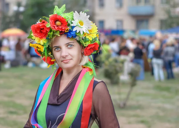 Modieuze nationale klederdracht stijl. Mooie vrouw, Oekraïense, met een krans van bloemen en linten — Stockfoto