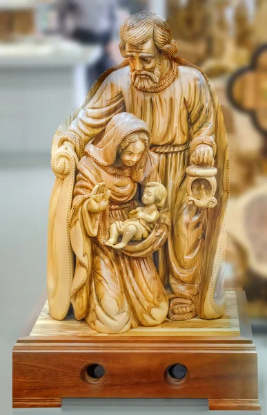 Семья. Иосиф и Пресвятая Дева Мария с младенцем Иисусом Христом на руках. Статуэтка в Вифлеемском городском магазине, Палестина. Октябрь 4, 2013 — стоковое фото