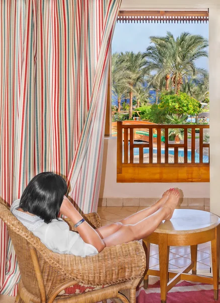 Mulher sentada à janela e admira a natureza exótica, paisagem Egito — Fotografia de Stock