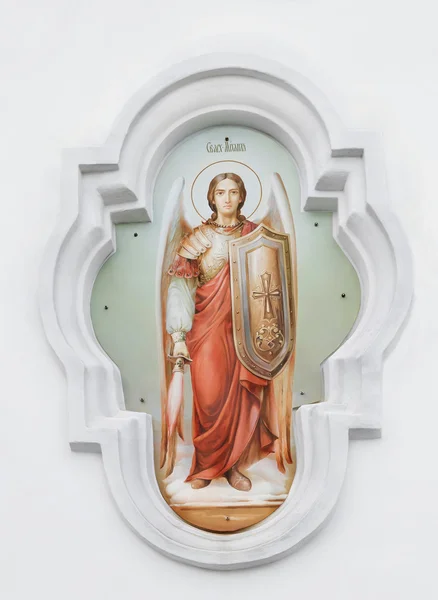L'archange Michael. Le bas-relief sur le mur du temple de la Sainte Trinité dans la ville de Poltava, en Ukraine. 16 avril 2016 Image En Vente