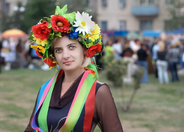 Kobieta z ukraińskich wieniec — Zdjęcie stockowe