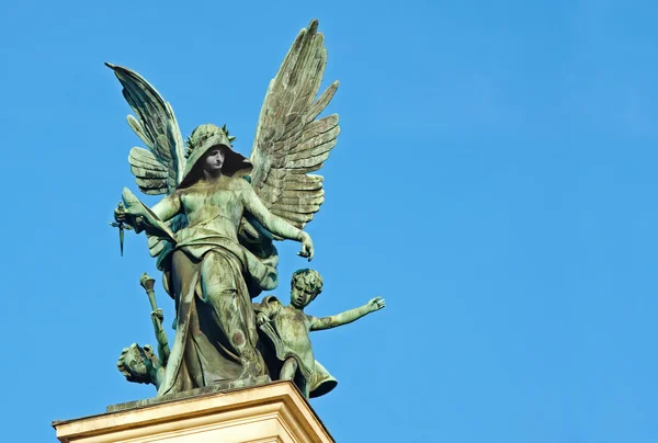 Escultura "O gênio da tragédia" na fachada do Teatro de Ópera e Balé em Lviv — Fotografia de Stock