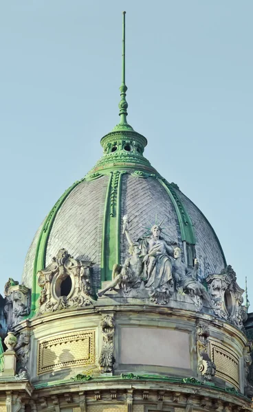 Seated Statue of Liberty on the roof of the Museum of Ethnography in Lviv, Ukraine. Symbol of wealth and thrift — Stock Photo, Image