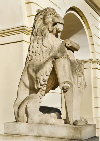 Escultura de mármore - um leão em Lviv, Ucrânia Fotografias De Stock Royalty-Free