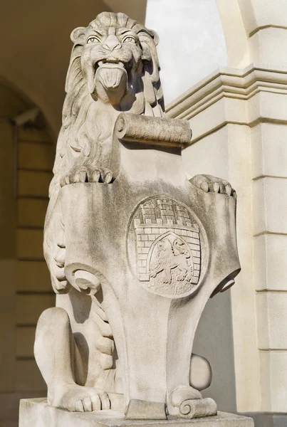 Escultura de mármol - un león cerca del ayuntamiento de Lviv, Ucrania. Símbolo, emblema de la ciudad —  Fotos de Stock