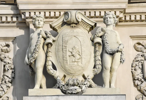 Opera ve bale Tiyatrosu Lviv. Lviv şehir silah ile kalkan tutun çocuklar dahi heykel.