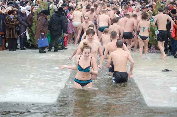 Religieuze feestdag van Epiphany. Mensen Baden in de winter in de rivier Samara stad Novomoskovsk Dnipropetrovsk regio — Stockfoto