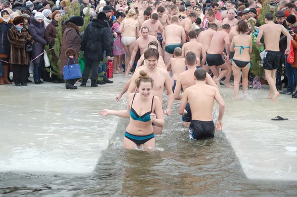 Dini bayram Epifani. İnsanlar kışın nehir Samara şehirde Tula Dnipropetrovsk bölgesi banyo. — Stok fotoğraf