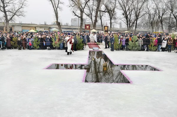 Épiphanie. Consécration des prêtres de la rivière Samara.Ville Novomoskovsk région de Dnipropetrovsk, Ukraine. 19 janvier 2015 — Photo