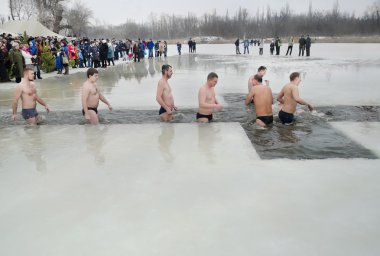 Sağlıklı bir yaşam tarzı. Cesaret, cesaret, etkinlik. Buz deliğe Epiphany.City Tula Dnipropetrovsk bölgesi, Ukrayna yüzme. 19 Ocak 2015