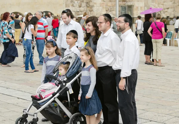 Jerusalém, Israel. - 4 de outubro: Família Judaica é fotografada no santuário do Judaísmo - Muro das Lamentações, 4 de outubro de 2013 Imagem De Stock