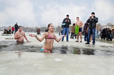 Tula, Dnepropetrovsk bölge. Ukrayna-19 Ocak: bayram Epifani. İnsanlar kışın nehir Samara şehirde Tula Dnipropetrovsk bölgesi 19 Ocak 2015 banyo