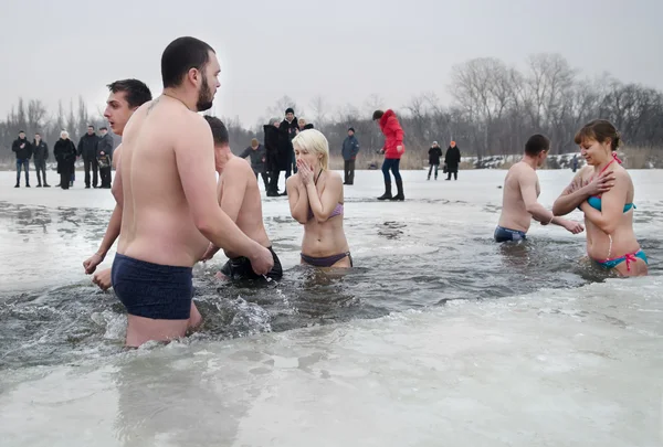 Novomoskovsk, Gebiet dnepropetrovsk. ukraine -19 januar: religiöser feiertag der offenbarung. Menschen baden im Winter im Fluss Samara Stadt novomoskovsk Dnipropetrovsk Gebiet 19. Januar 2015 — Stockfoto