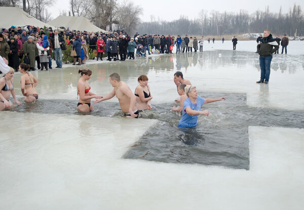 Новомосковск, Днепропетровская область. Украина - 19 января: религиозный праздник Богоявления. Люди купаются зимой в реке Самара города Новомосковск Днепропетровской области 19 января 2015 года
