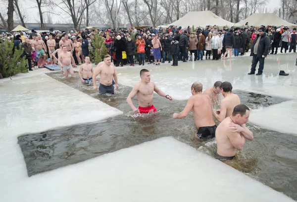 Novomoskovsk, região de Dnepropetrovsk. Ucrânia 19 de janeiro: feriado religioso da Epifania. As pessoas tomam banho no inverno na cidade de Samara de rio Novomoskovsk região de Dnipropetrovsk janeiro 19, 2015 Imagens Royalty-Free