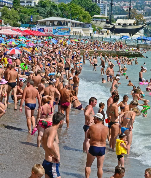 Veel mensen op het strand in de stad van Jalta. Krim, Oekraïne. Zomerspelen 2012 — Stockfoto