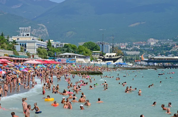 Turismo, recreación, resort. Hermosa naturaleza y recreación en la ciudad de Yalta. Crimea, Ucrania. Verano 2012 — Foto de Stock