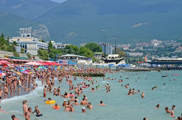 Turizm, dinlenme, resort. Güzel doğa ve Rekreasyon Yalta şehir içinde. Kırım, Ukrayna. Yaz 2012