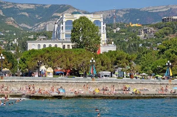 Molte persone sul lungomare vicino al mare nella città di Yalta. Crimea, Ucraina. 12 agosto 2012 — Foto Stock