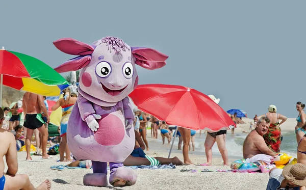 Canlı oyuncak - Luntik. Azak Denizi beach village Kirillovka, Zaporozhye bölgesi, Ukrayna. Ağustos, 11. 2013