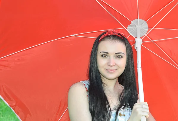 Beautiful black-eyed girl, brunette with red umbrella. Style, fashion and accessories. — Stockfoto