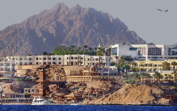 Mimari, doğa ve Mısır egzotik bitki örtüsü. Dağlar, Kızıldeniz.