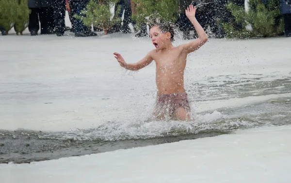 Novomoskovsk, région de Dnepropetrovsk. Ukraine - 19 janvier : fête religieuse de l'Épiphanie. L'enfant, un garçon, baigné dans le trou en hiver dans la rivière Samara ville Novomoskovsk région de Dnipropetrovsk janvier 19, 2015 — Photo