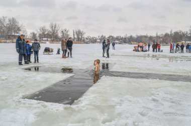 Deliğe banyo. Epiphany.People Samara kışın nehirde yıkanmak. Şehir Tula Dnipropetrovsk bölgesi 19 Ocak 2016